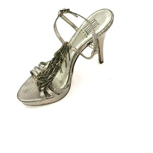 Pelle moda silver sparkle beaded heels 8.5 #281